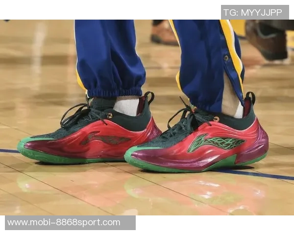 克尼佩尔昨日崴脚伤退今日现身兄弟高中比赛走路正常未佩戴护具